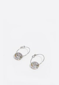 Pendientes de aro de plata con un charm circular adornado con piedras de strass de colores y una forma de corazón en el centro.