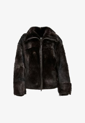 Jakna od umjetnog krzna tamno smeđe boje s visokim ovratnikom, zatvaranjem na patentni zatvarač i širokim rukavima. Ima mekanu, teksturiranu površinu i elegantan dizajn.