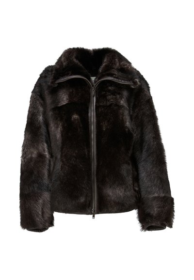 Veste en fausse fourrure marron foncé avec col montant, fermeture zippée et manches larges. Présente une surface douce et texturée avec un design élégant.