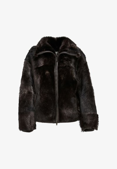 Veste en fausse fourrure marron foncé avec col montant, fermeture zippée et manches larges. Présente une surface douce et texturée avec un design élégant.