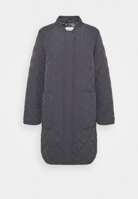 Cappotto lungo trapuntato di colore grigio scuro, con colletto rialzato, chiusura frontale a scatto e due tasche laterali. Texture liscia con motivo a diamante.