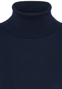 Gros plan sur un pull à col roulé bleu foncé côtelé, montrant le col haut et la texture fine du tricot.