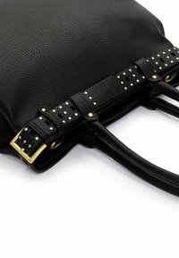 Borsa tote in pelle nera con texture granulosa. Presenta accessori color oro, dettagli con borchie e due manici arrotondati. Base piatta per stabilità.