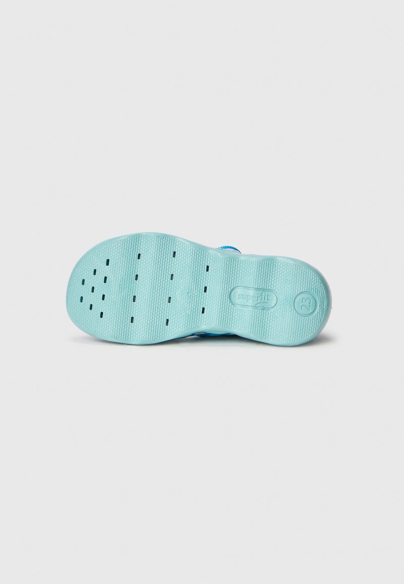 Helle blaue Gummisohle mit strukturiertem Oberflächen, ausgestattet mit Entwässerungsöffnungen und Branding, entworfen für Grip und Komfort.
