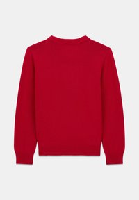 Maglione rosso lavorato a maglia con colletto a giro e polsini a coste. Il tessuto appare liscio e il design presenta maniche lunghe e un colore uniforme.
