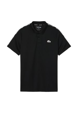 Camisa polo negra de algodón. Presenta un cuello, mangas cortas y un pequeño logotipo blanco en el pecho. Costuras laterales con un detalle estampado.