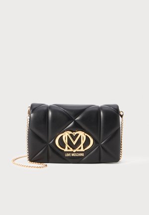 Melnā quiltā soma ar zelta apdari. Aprīkotā ar ķēdes siksnu un kompakto taisnstūrveida formu. Gluda tekstūra un izteikta stitching.