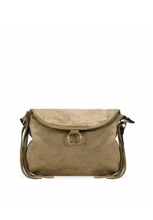 Bolso de mano de ante beige suave con cierre de cremallera en la parte superior, un anillo dorado central y detalles de borlas largas en ambos lados.