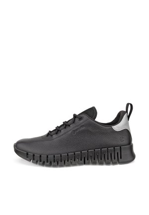Schwarzer Ledersneaker mit strukturierter Oberfläche, Schnürverschluss, dicker segmentierter Sohle und reflektierendem grauem Fersenlaschen, von der rechten Seite gezeigt.