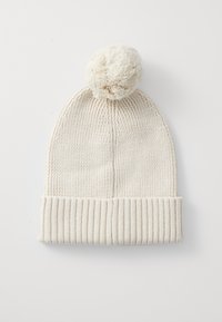 Pletená čiapka v off-white farbe s rebrovaným lemom a chlpatým brmbolcom na vrchu; celoplošný textúrovaný vzor.