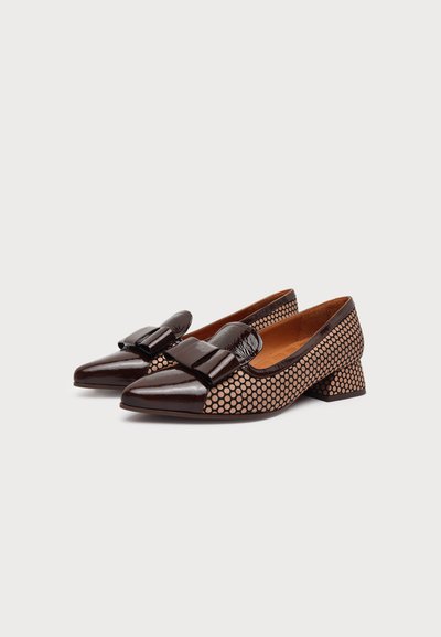 Chaussures pour femmes marron à petit talon, bouts pointus, grands nœuds à l'avant et motif à pois sur les côtés et le talon.