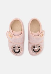 Zapatillas suaves para niños pequeños en color rosa claro con correas de Velcro, que presentan caras sonrientes y guiñando un ojo con lentejuelas en los dedos para una comodidad juguetona.