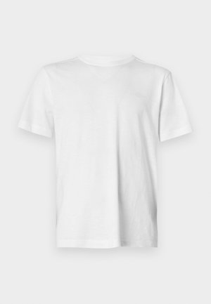 Balta trumpa rankovė T-shirt, pagaminta iš minkštos medvilnės, su apvalia iškirpte ir subtiliu reljefiniu logotipu kairėje krūtinės pusėje.