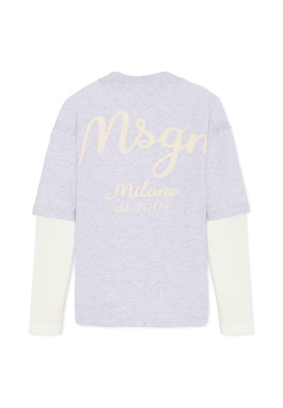 Camicia a strati grigio chiaro con maniche lunghe bianche e la scritta "Msgm Milano est 2009" stampata in grande in beige sulla schiena.