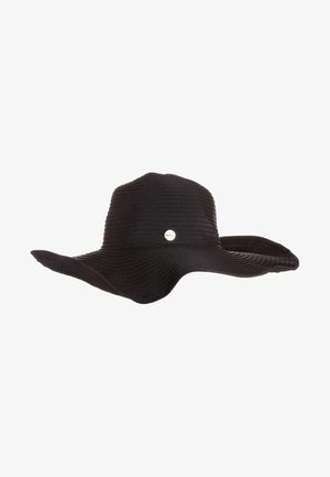 Chapeau noir à large bord, avec un design texturé et côtelé, agrémenté d'un logo métallique. Matériau flexible permettant un ajustement facile de la forme.