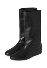 Juodi odiniai aulinukai su lygiu paviršiumi, smailiais pirštais ir paprastu dizainu. Batviršis aukštas ir šiek tiek laisvas, be matomos metalo apkaustų.