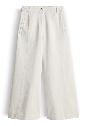 Roomwitte wijde broek met elastische tailleband, knoopsluiting en twee verticale zijzakken, gemaakt van lichtgewicht stof.