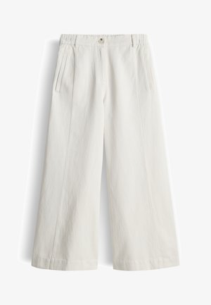 Roomwitte wijde broek met elastische tailleband, knoopsluiting en twee verticale zijzakken, gemaakt van lichtgewicht stof.