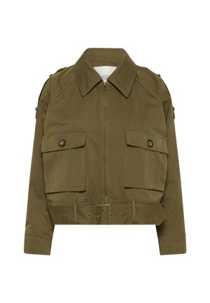 Chaqueta corta de color verde oliva con cremallera frontal, dos bolsillos con solapa y botón, amplio cuello, mangas largas y cinturón ajustable en la cintura.