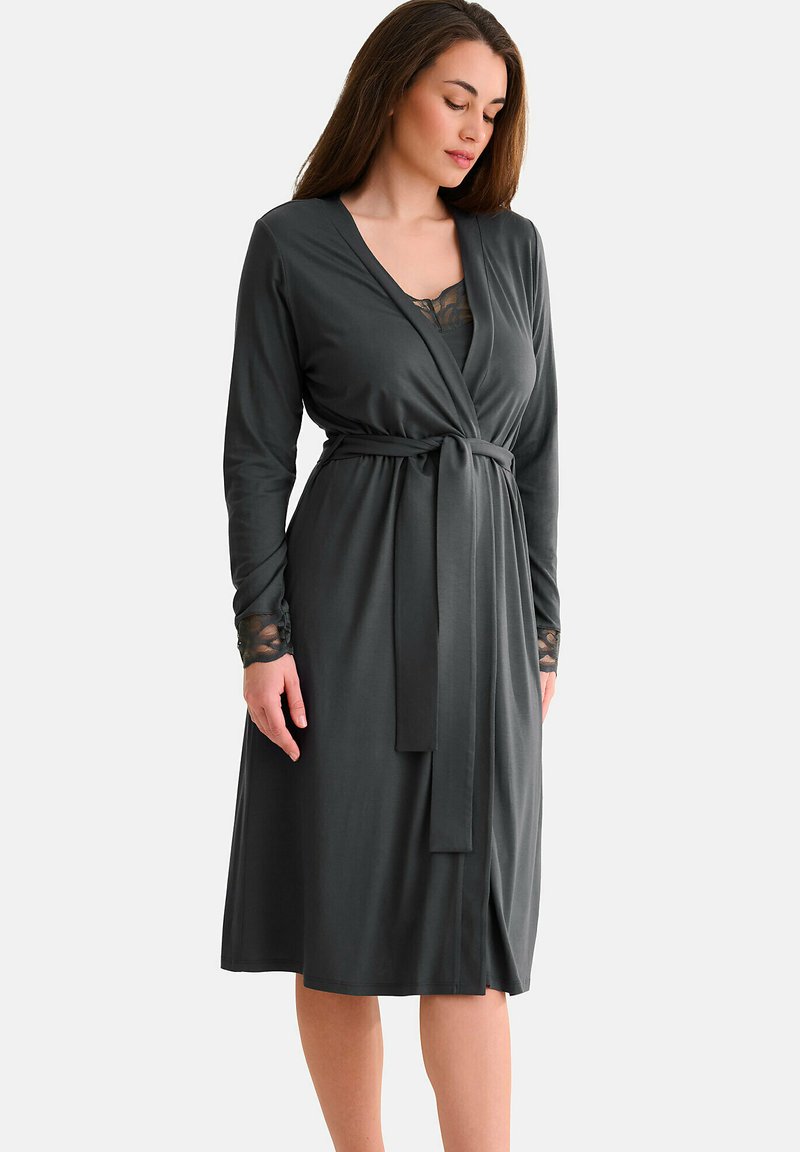 Robe enveloppante gris foncé avec des manches longues, ceinture à nouer, accents en dentelle et longueur genou, fabriquée en tissu doux et extensible pour le confort.