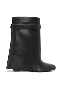 Bottine noire en cuir lisse, avec un design fuselé, semelle plate et un large revers en haut avec un détail de couture.
