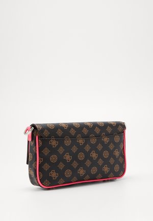 Petit sac pochette noir avec motifs géométriques et lettres marron et bordure rose vif le long des bords sur un fond uni.