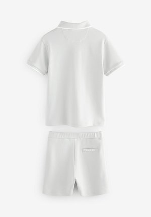 Hellegraues Polo- und Shorts-Set. Das Polo hat einen Kragen und weiße Akzente; die Shorts haben einen elastischen Bund und ein Etikett mit "BAKER" auf der Rückseite.