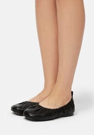 Black ballet flats made of smooth leather, featuring a gathered texture around the opening and a rounded toe design.