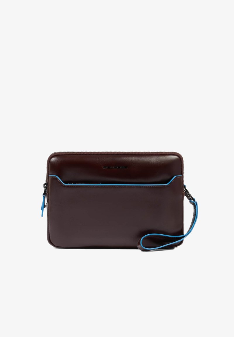 Bolso de cuero marrón con textura suave, que presenta un acento de cremallera azul y correa. Incluye un bolsillo frontal con ribete azul.