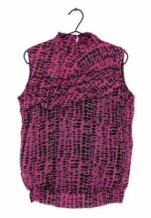 Fioletowa bluzka bez rękawów z czarnymi abstrakcyjnymi plamami, z falbanką z przodu, z wysokim kołnierzem i elastycznym dołem, zawieszona na czarnym wieszaku.