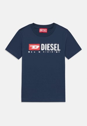 Camiseta de algodón azul marino con mangas cortas y cuello redondo, con un destacado logo "DIESEL" en blanco y rojo en el frente.
