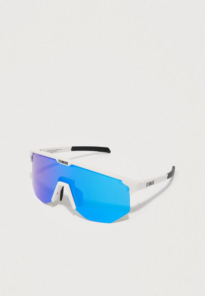 Αθλητικά γυαλιά ηλίου με λευκό σκελετό και μπλε gradient φακούς. Διαθέτουν γεωμετρικό σχήμα με έντονη ράχη στη μύτη και μαύρες άκρες βραχίονα.
