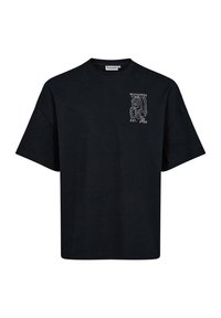 Camiseta negra de gran tamaño hecha de algodón, con un diseño gráfico frontal en blanco que dice "RESTERO'DS EST. 1993." Mangas cortas y cuello redondo.