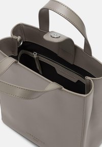 Szara skórzana torebka z dwoma krótkimi uchwytami, zamknięciem na zatrzask i wewnętrzną kieszenią na zamek. Charakteryzuje się prostymi liniami i minimalistycznym designem.