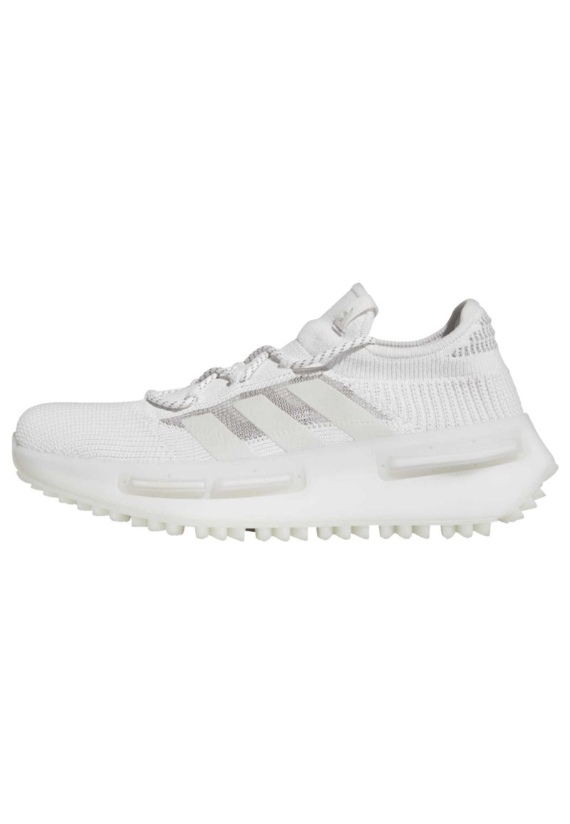 Shoe sportiv alb cu un superior din tricot respirabil, trei dungi argintii și o talpă din cauciuc ușoară, dotată cu mici țepi de aderență.