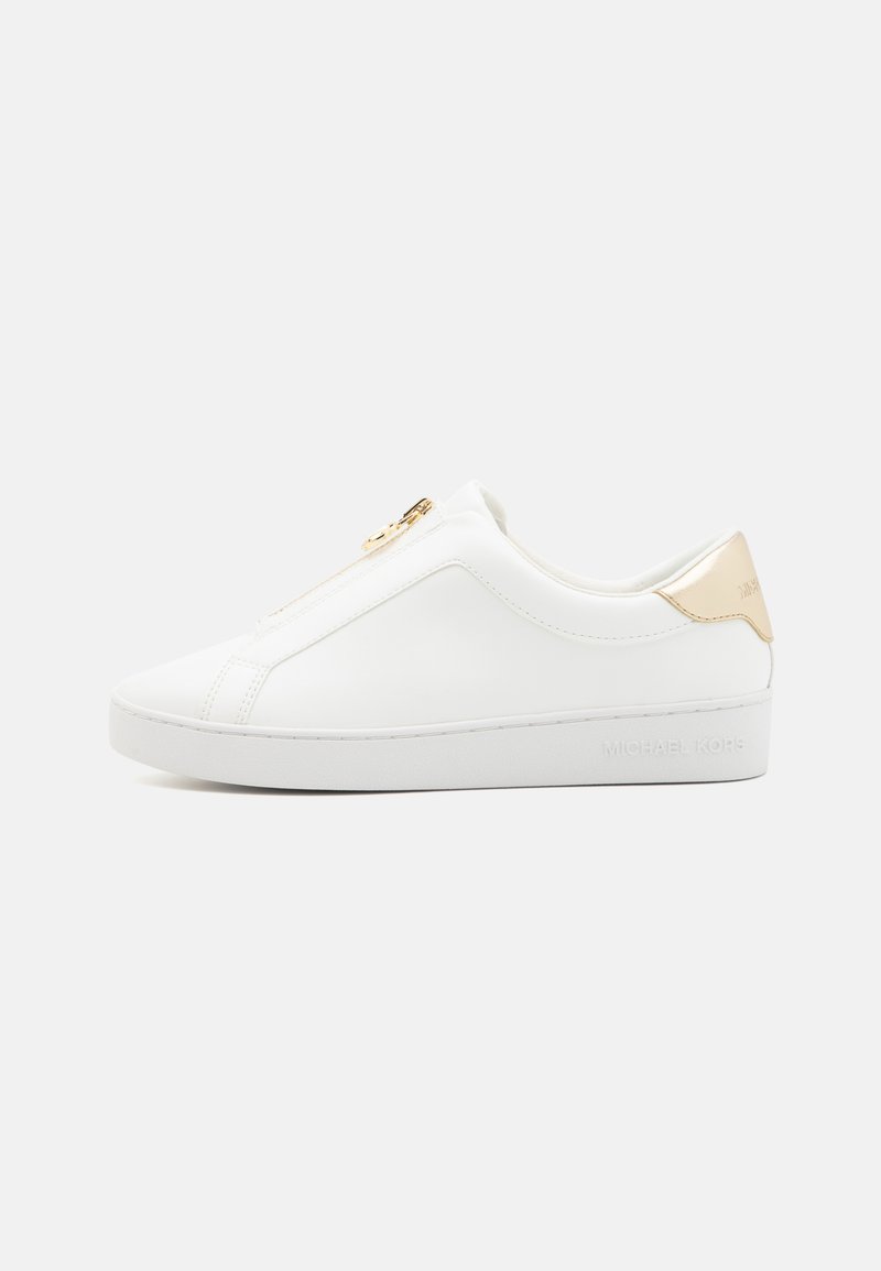 Baskets blanches en cuir avec une fermeture éclair à l'avant, des accents en métal doré et une semelle texturée. Marque affichée sur le talon.