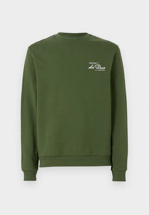 Olivenfarget sweatshirt med ribbet rund hals, lange ermer og en myk tekstur. Har hvit trykt logo på brystet.