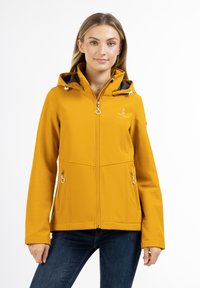 Gul softshell-jakke med hætte, lynlås foran og to sidelommer. Har mørke lynlåsdetaljer og et logo på brystet.