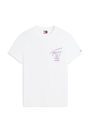 Weißes T-Shirt mit Rundhalsausschnitt, kleinem mehrfarbigem "Tommy"-Schriftzug und Städtenamen auf der linken Brust sowie einem winzigen Flaggenlogo am linken Ärmel.