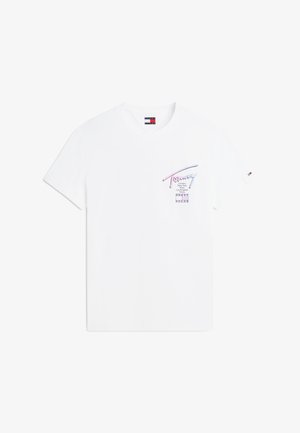 Weißes T-Shirt mit Rundhalsausschnitt, kleinem mehrfarbigem "Tommy"-Schriftzug und Städtenamen auf der linken Brust sowie einem winzigen Flaggenlogo am linken Ärmel.