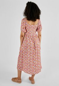 JoJo Maman Bébé SHIRRED MATERNITY MIDI - REGULAR FIT - Rochie de zi - coral pink floral