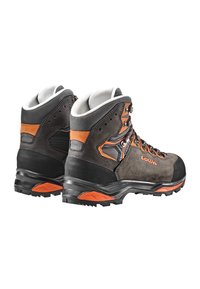 Wanderschuhe mit einem grauen Wildleder-Obermaterial und schwarzen Gummi-Akzenten. Mit orangen Details, Metallösen und einer strukturierten Sohle für besseren Halt.