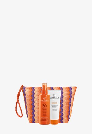 Pomaranczowo-biały spray do opalania Collistar SPF 30 oraz nawilżający balsam po opalaniu na tle pomarańczowo-fioletowo-biało-pasiastą kosmetyczkę z plecionym uchwytem.