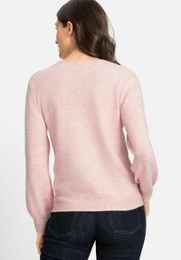 Helles rosa gestricktes Sweatshirt mit langen, leicht gepufften Ärmeln. Verfügt über einen runden Halsausschnitt und einen gerippten Saum. Weicher Stoff und lässige Passform.