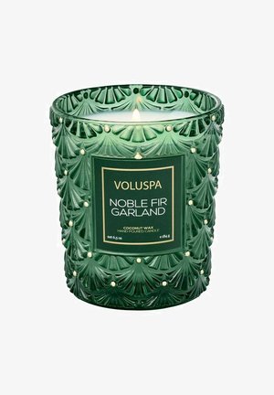 Grønne stearinlys med struktureret glas prydet med bladmønstre, gyldne accenter og en etiket, der står "Voluspa Noble Fir Garland." Kokosvoks.