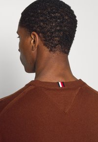 Tommy Hilfiger PIMA ORG CTN CASHMERE CREW NECK - Camisola - heritage brown