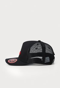 Schwarze Kappe mit einem runden Schirm, Netzrücken und einem roten Logo-Patch auf der Vorderseite. Besitzt Nähte und fünf Belüftungsöffnungen.