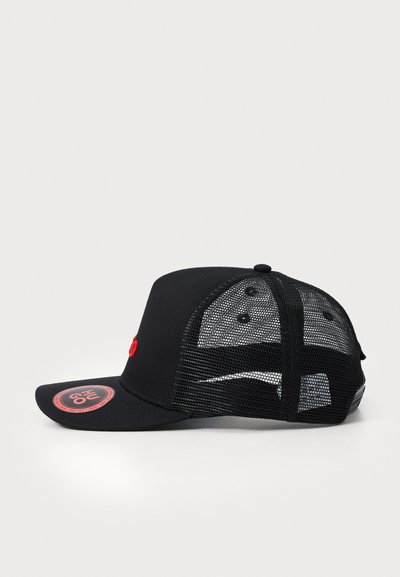 Casquette noire avec un visière arrondie, un dos en filet et un patch logo rouge à l'avant. Présente des coutures et cinq trous de ventilation.