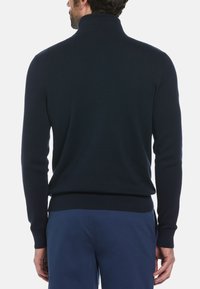 Dunkelblau gestrickter Pullover mit hohem Kragen, gerippten Bündchen und Saum. Figurnaher Schnitt mit glatter Textur und ohne ausgeprägte Muster.