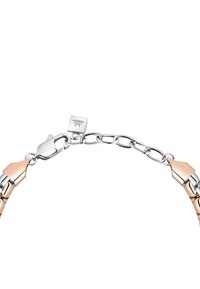 Bracciale in metallo con collegamenti alternati in oro rosa e argento, dotato di un sicuro moschettone e logo inciso su un ciondolo quadrato.